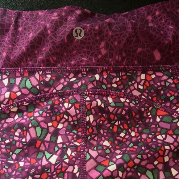 Lululemon Purple Patterned Shorts sz 4 - Picture 8 of 8